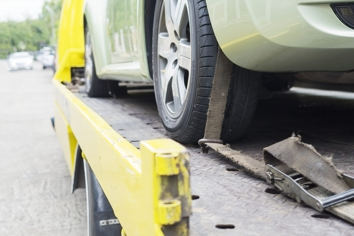 Bezpieczny transport materiałów i pojazdów – na co warto zwrócić uwagę?